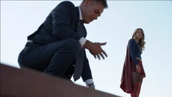 Edge conversando com a Supergirl.