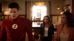 Iris conversando com Barry sobre o ataque a Central City