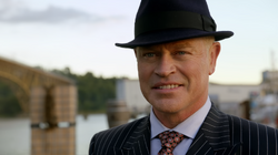 Damien Darhk sorrindo ao ver Sara sangrar