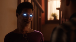 Savitar como Francine West