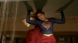 Supergirl segurando um prédio