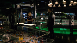 Team Arrow meets Oliver in alternate reality