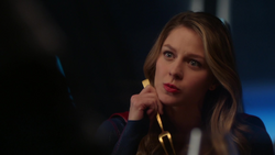 Kara ouvindo Mon-El dizer como escapou de Daxam