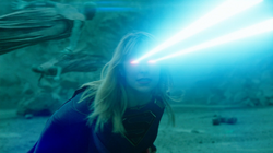 Supergirl lutando no início dos tempos