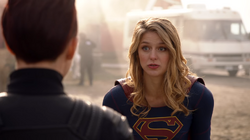 Supergirl discutindo com Alex