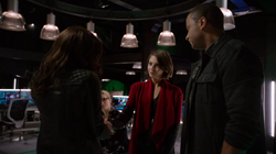 Thea cumprimentando Mari