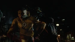 Wally sendo atacado pelo Rival.