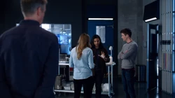 Cisco explicando a Barry e Caitlin o que descobriu.