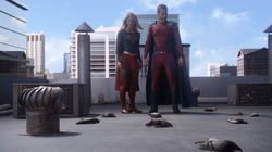 Supergirl e Mon-El vendo pombos mortos