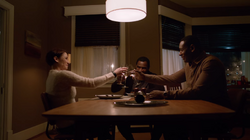 Alex em um jantar com J'onn e M'yrnn