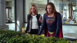 Cat e Supergirl vendo que o Superman está sendo controlado por Miríade