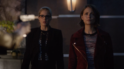 Thea e Felicity sendo ameaçadas por Brie