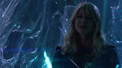 Supergirl presa em gelo com kryptonita