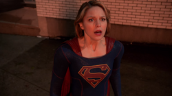 Supergirl vendo a Casa Branca em chamas