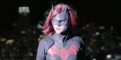 Batwoman olhando para um helicóptero