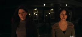 Lois e Chrissy vendo um carro pegar fogo