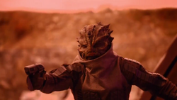 A Maaldorian attacks Supergirl