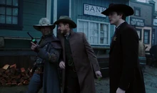 Rip Hunter entrega a  uma arma de energia.