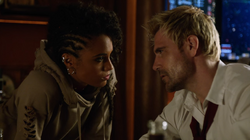 Charlie conversando com Constantine sobre seus poderes