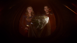 Kara e Mon-El encontrando Argo