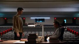 El juego mental entre Barry y DeVoe comienza.