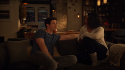Barry e Iris conversando no apartamento
