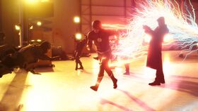 Barry es perseguido por la Fuerza de Velocidad.