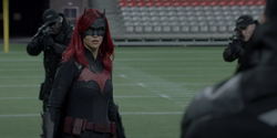 Batwoman cercada pelos agentes dos Corvos