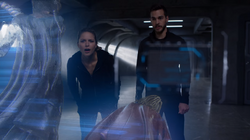Kara e Mon-El vendo um holograma