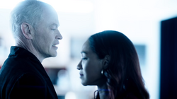 Damien conversando com Iris