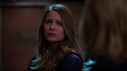 Supergirl ouvindo um conselho de Cat