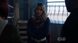 Supergirl conversando com Alex e J'onn sobre o ataque em Andrea