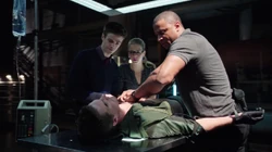 Barry, Felicity y Diggle intentan salvar a Oliver.