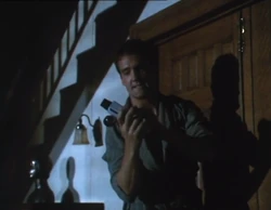 Barry encontra a câmera secreta em sua casa.
