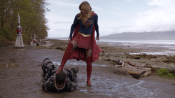 Supergirl pisando no Agente Liberdade