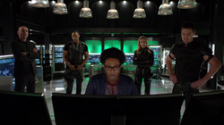 Curtis helps Team Arrow