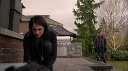 Lonnie confrontando Thea.