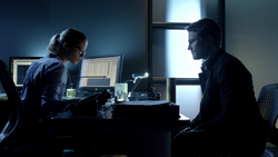 Felicity analyzes the Dark Archer's arrow