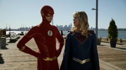 Supergirl e Flash descobrindo que são parte do mesmo universo