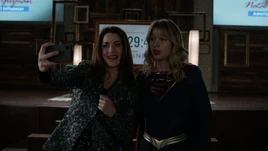 Andrea tirando uma foto com a Supergirl