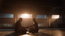 J'onn promovendo Alex a diretora
