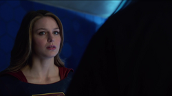 Kara dizendo para J'onn que não confia mais nele