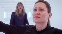 Amy ouvindo a Supergirl.