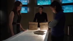 Barry, Cisco e Caitlin conversando sobre meta-humanos