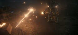 F.A.I.X.A. lutando contra o Ultra-Humanoide