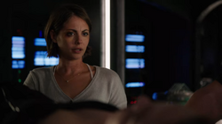 Thea conversando com John Constantine