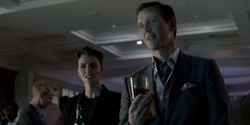 Kate Kane y Tommy Elliot admiran la Torre Wayne
