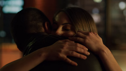 Thea se despedindo de Oliver em Starling