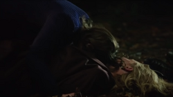 Thea chorando no corpo de Moira