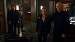 Damien provocando Sara com a morte de Laurel